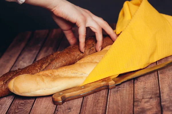 Cortar un pan fresco en una tabla de cortar pan crujiente comida de cocina — Foto de Stock