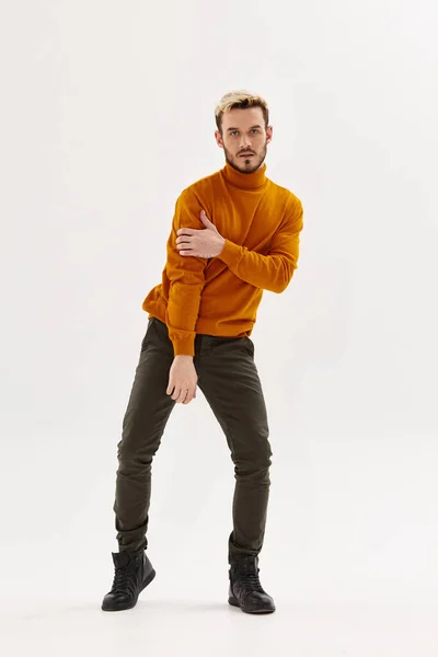 Hombre con peinado de moda en suéter marrón estilo otoño posando fondo aislado — Foto de Stock