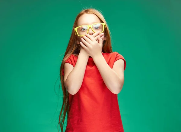 Vörös hajú lány sárga szemüvegben érzelmek stúdió gyermekkori életmód — Stock Fotó