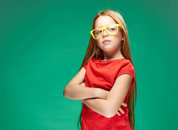 Roodharig meisje in gele bril emoties studio jeugd levensstijl — Stockfoto