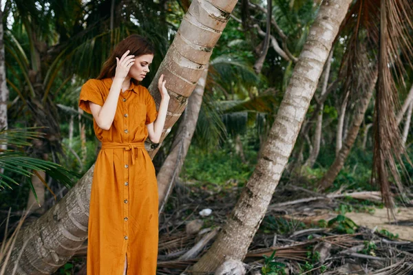 Mulher em um vestido de verão na natureza perto das árvores modelo exótico — Fotografia de Stock