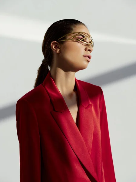 Mulher atraente decoração de estilo moderno no rosto blazer vermelho glamour — Fotografia de Stock