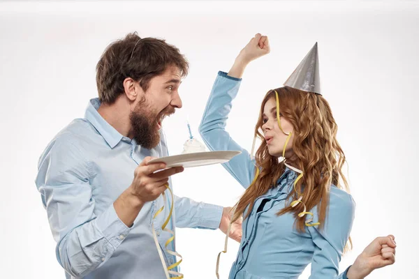 Joyeux homme et joyeuse femme gâteau de vacances anniversaire cap partie d'entreprise jeunes — Photo