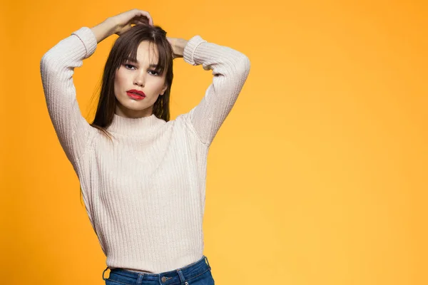 Lábios vermelhos morena bonito roupas na moda estúdio fundo amarelo — Fotografia de Stock