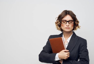 İş kadını klasik takım elbise kitap ciltli finans modeli