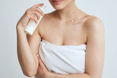 Beyaz duş havlusundaki kadın çıplak kadın cilt kremi dermatolojisi.