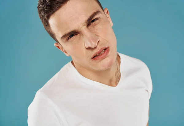 Hombre en camiseta emociones gestos con las manos desagrado fondo azul — Foto de Stock