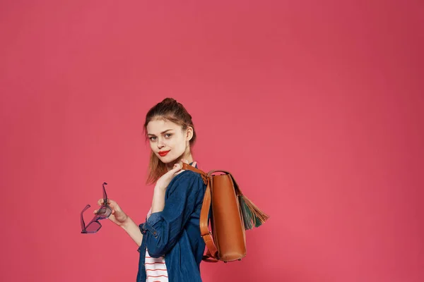 Mulher em roupas da moda mochila rosa fundo estúdio estudante — Fotografia de Stock