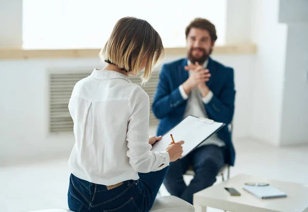 Um homem em uma consulta de psicólogos consulta de saúde de comunicação de diagnóstico — Fotografia de Stock