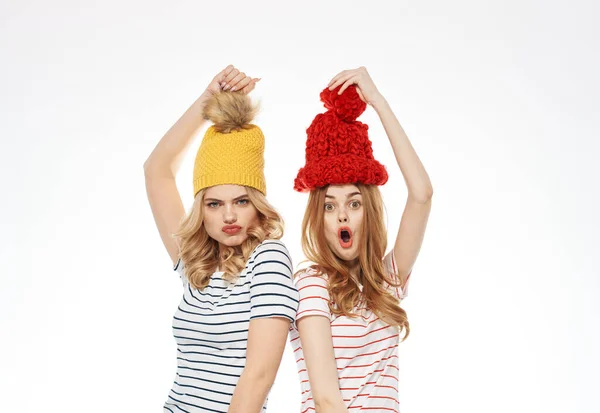 Δύο γυναίκες ριγέ t-shirts πολύχρωμα καπέλα συναισθήματα διασκέδαση στούντιο μόδας χαρά — Φωτογραφία Αρχείου