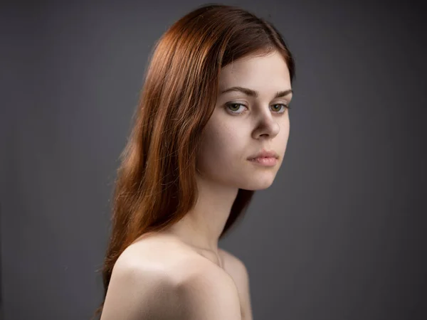 Vrouw model close-up naakt schouders rood haar donker achtergrond — Stockfoto