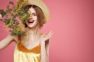 Güzel kadın buketi mimoza yaşam tarzı hediye pembe arka plan