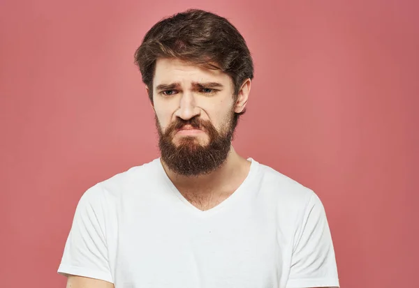 Homem no fundo rosa emoções modelo recortado vista intrigado olhar triste rosto — Fotografia de Stock