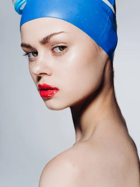 Güzel kadın kırmızı dudak mavisi yüzme şapkası dalış modeli — Stok fotoğraf