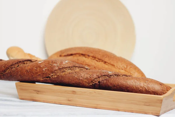 Panes frescos en una cesta de pan en la mesa desayuno cocina comida —  Fotos de Stock