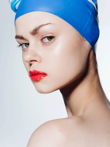 Mavi yüzme şapkalı, kırmızı dudaklı seksi çıplak kadın. — Stok fotoğraf