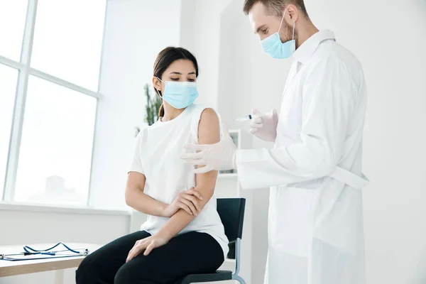 Жіночий пацієнт отримує вакцинацію від ковадла-19 в лікарні та лікарі — стокове фото
