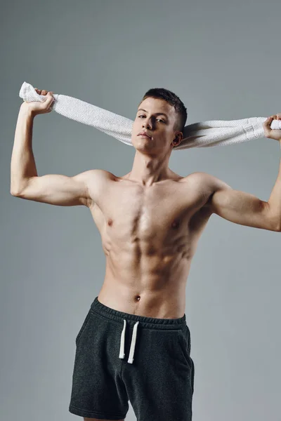 Man met handdoeken achter zijn hoofd atletische verschijning sportschool — Stockfoto