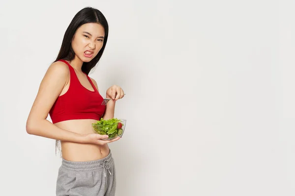 Mujer con un plato de ensalada figura delgada comida saludable snack —  Fotos de Stock