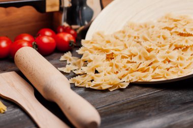 İtalyan makarnası pişiriyorum. Mutfak kiraz domatesleri.