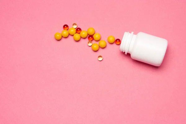 Βάζο με πολύχρωμα δισκία Φαρμακευτικά χάπια βιταμινών — Φωτογραφία Αρχείου