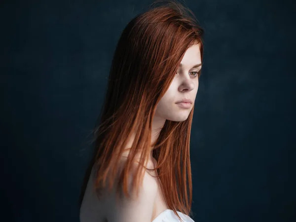 Mujer con hombros desnudos sobre un fondo oscuro modelo de cosmetología de piel limpia —  Fotos de Stock