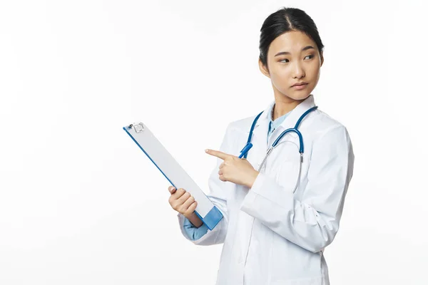 Žena lékař bílý kabát stetoskop karta pacient zdraví profesionál — Stock fotografie