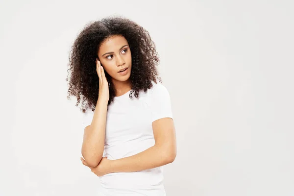 Mulher com cabelo encaracolado em branco t-shirt emoções estúdio auto-confiança — Fotografia de Stock