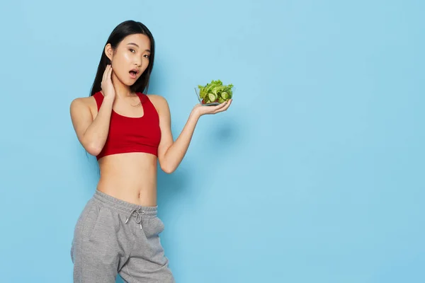 Delgado plato de mujer con ensalada dieta comida salud vegetarianismo —  Fotos de Stock