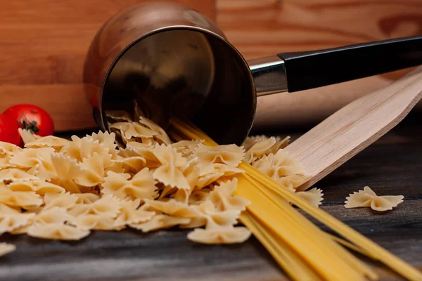Pasta italiana al pomodorino ciliegino tavolo in legno — Foto Stock