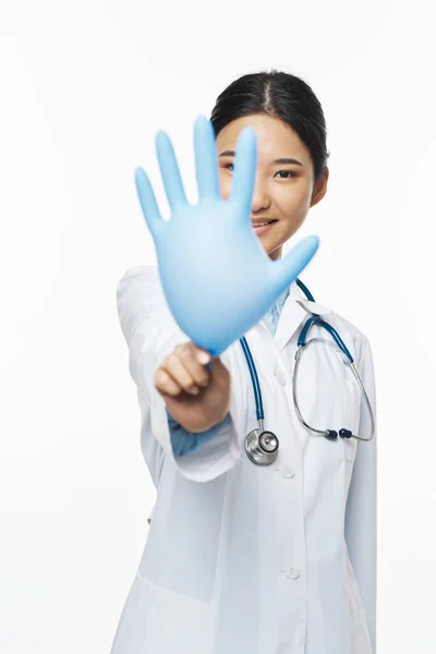 Lékařka v bílém kabátu stetoskop medicína gumové rukavice profesionální — Stock fotografie