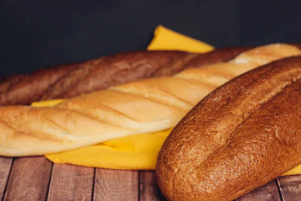Pan rebanado en una comida de cocina de tabla de cortar de madera —  Fotos de Stock