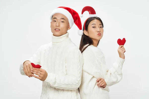 Чоловік і жінка азіатський зовнішній вигляд Різдвяні свята веселощі — стокове фото