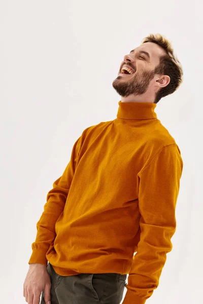 Uomo sorridente in abiti alla moda stile di vita studio stile moderno — Foto Stock