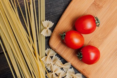 makarna tabağı İtalyan mutfağı vişneli domates pişiriyor.