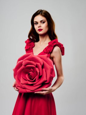Kırmızı elbiseli güzel kadın gül çiçeği hediye stüdyosu