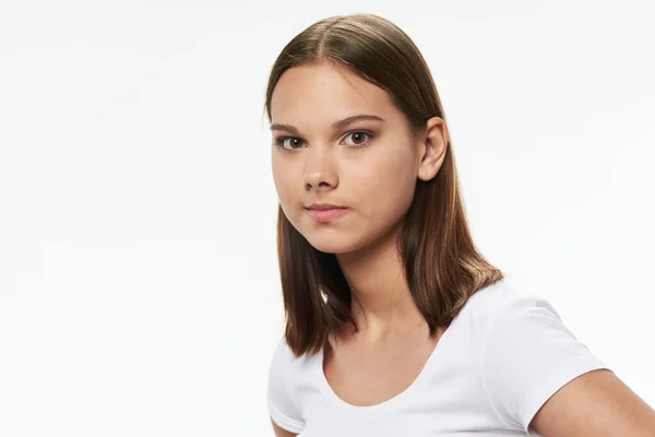 Mujer en camiseta blanca atractiva mirada piel limpia fondo aislado —  Fotos de Stock