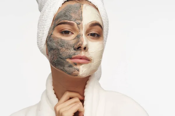 Masker tegen zwarte stippen op het gezicht van een vrouw met een handdoek op haar hoofd — Stockfoto