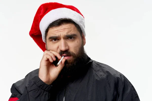 Sakallı, şapkalı, ağzında sigara olan kötü Noel Baba. — Stok fotoğraf