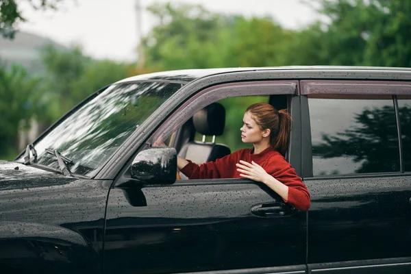 Woman sitting behind the wheel of a car trip travel nature — Stock Photo, Image