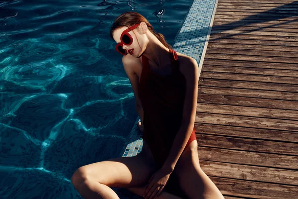 Женщина в купальниках в солнечных очках бассейн роскошный загар — стоковое фото