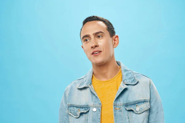 Hombre en denim chaqueta emociones estudio casual desgaste azul fondo — Foto de Stock