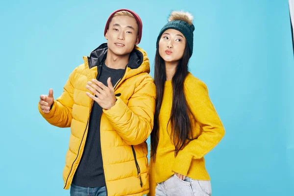 Чоловік і жінка азіатського вигляду в зимовому одязі сучасний стиль — стокове фото