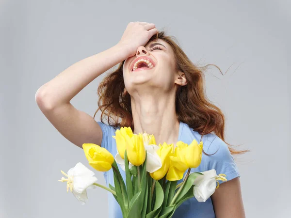 Cheerful woman with a bouquet of flowers holiday march 8 womens day — Stock Photo, Image