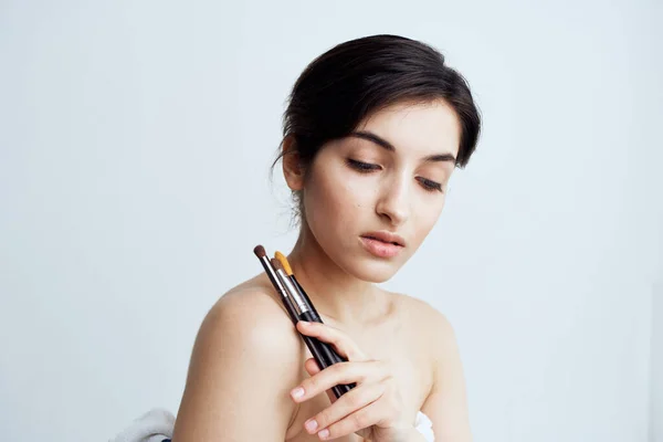 Mulher bonita ombros nus maquiagem escova cosméticos cuidados com a pele — Fotografia de Stock
