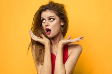 duygusal kadın dalgalı saçlar parlak makyaj yaşam tarzı sarı arka plan