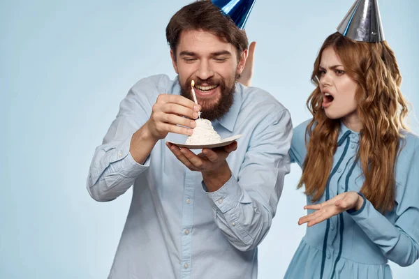 Parti adamı ve kadın doğum günü pastası kurumsal eğlence mavi arka plan — Stok fotoğraf