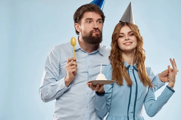 Gâteau d'anniversaire avec bougie homme et femme fête d'entreprise vacances amusantes — Photo