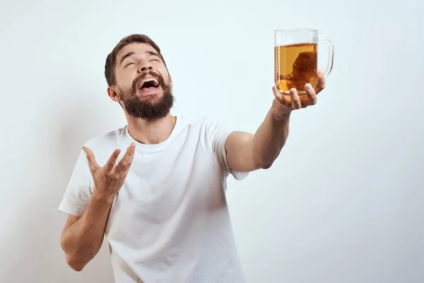 Glada man mugg öl alkohol berusad livsstil — Stockfoto