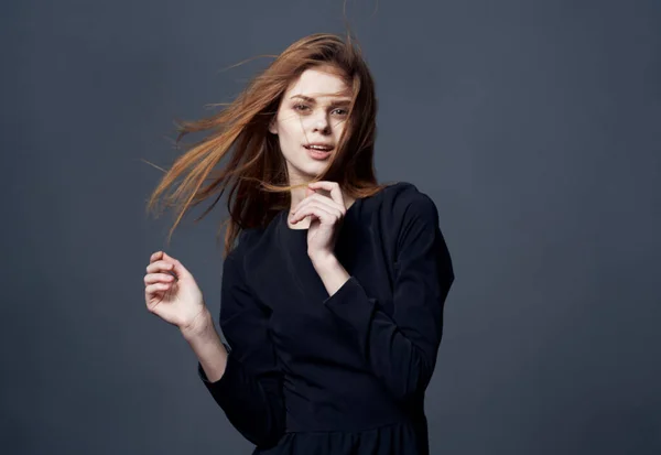 Csinos nő fekete ruha elegáns stílus pózol érzelmek — Stock Fotó
